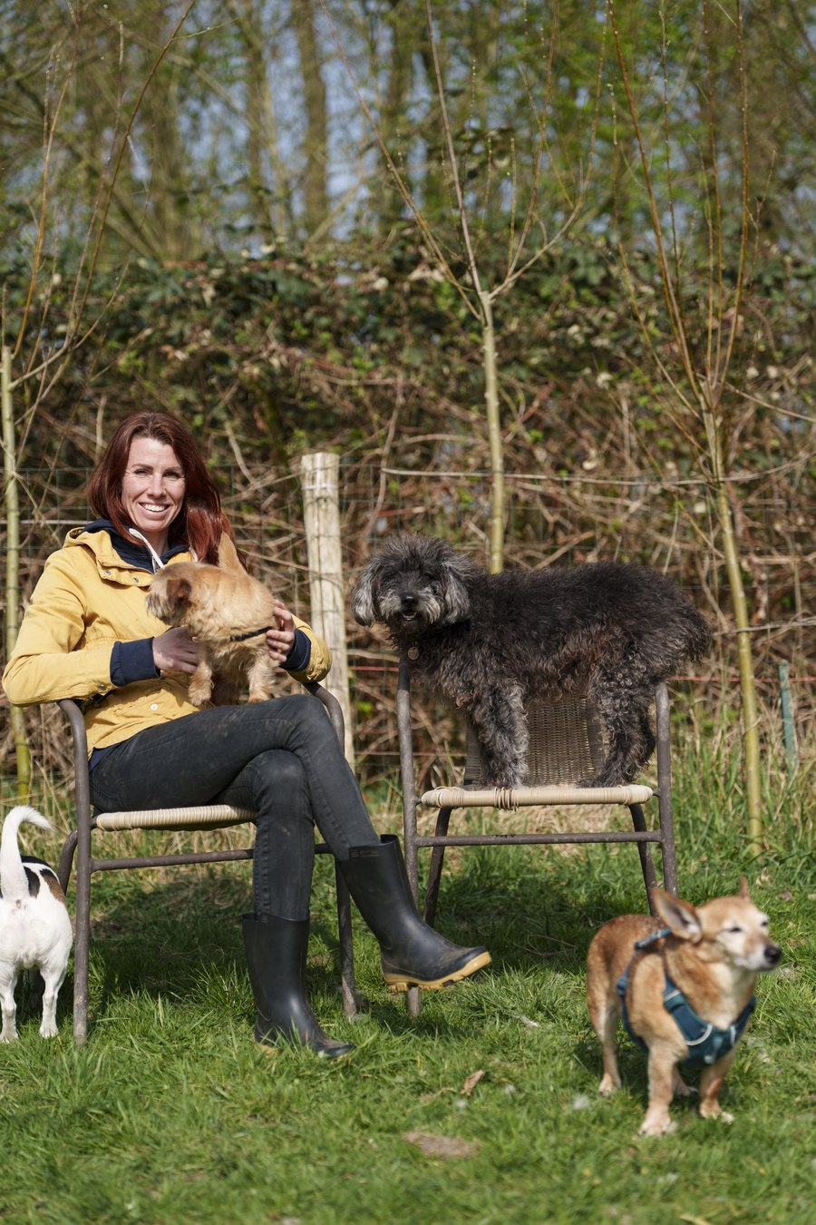 Linda op het uitlaatveld met vier honden om zich heen